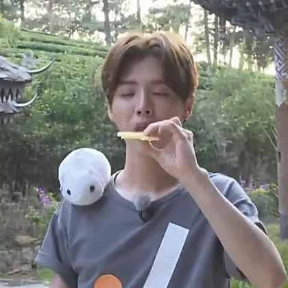 泥萌认识鹿晗吗？就“亲”他，看看，这才是最真实的鹿晗