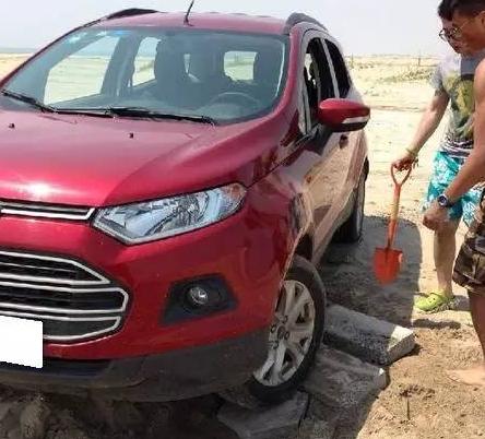 车辆陷沙坑怎么自救,车陷泥坑怎么拉出来