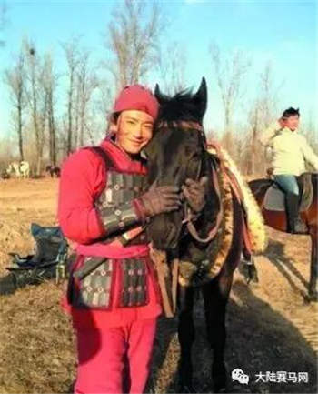 人不行,赛马上!甄子丹和洪金宝的赛马“真刀实枪”PK了一把!