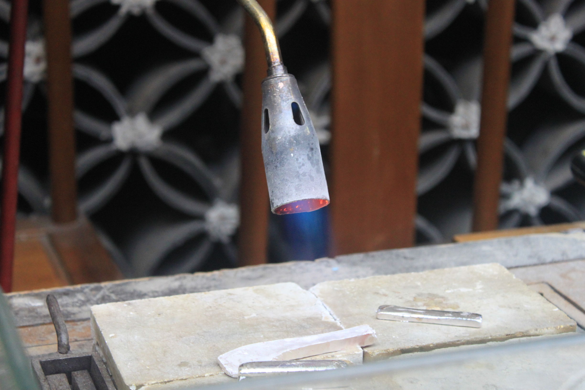 纯银手工打磨视频,手工打磨银品全过程