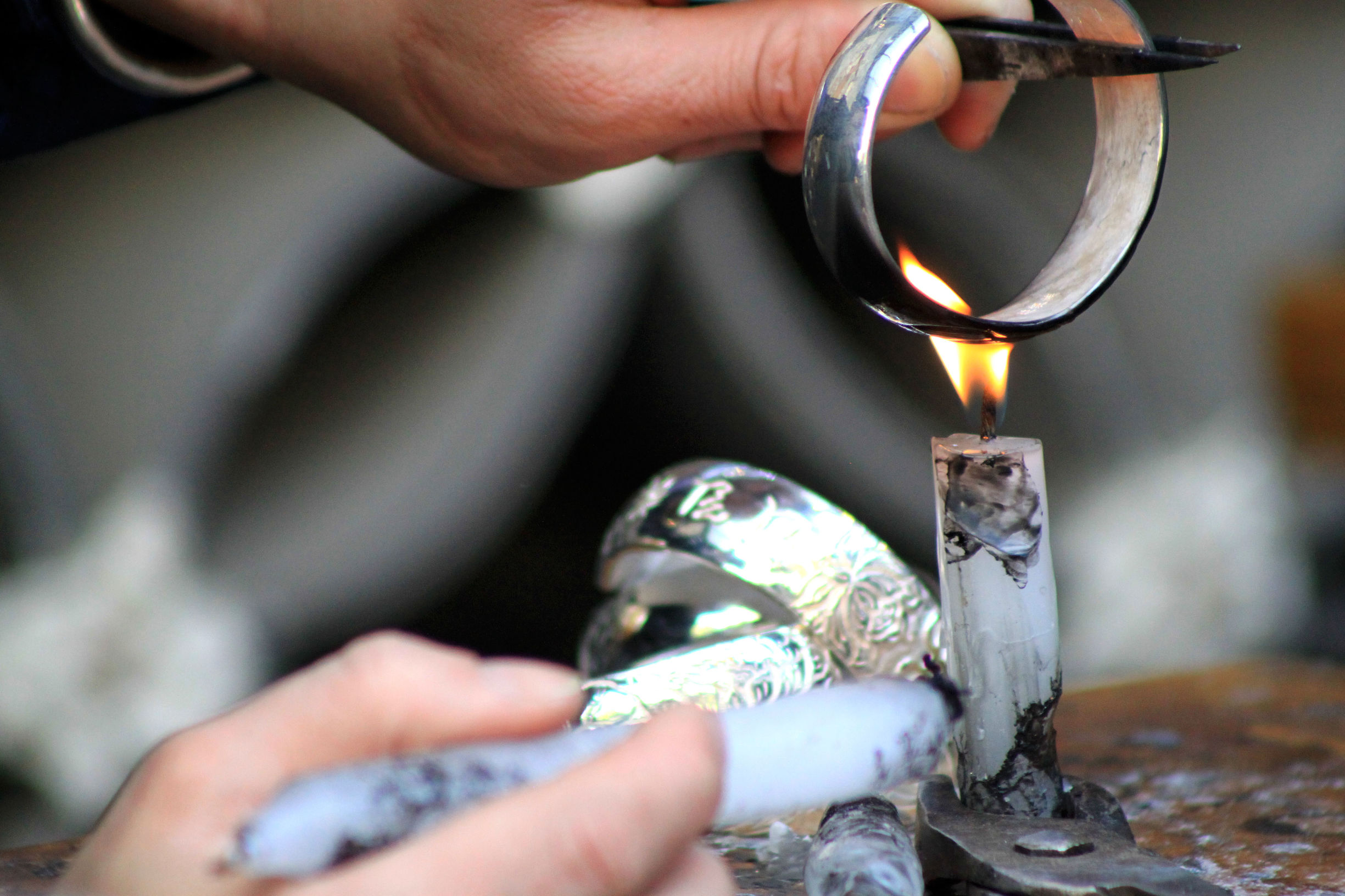 纯银手工打磨视频,手工打磨银品全过程