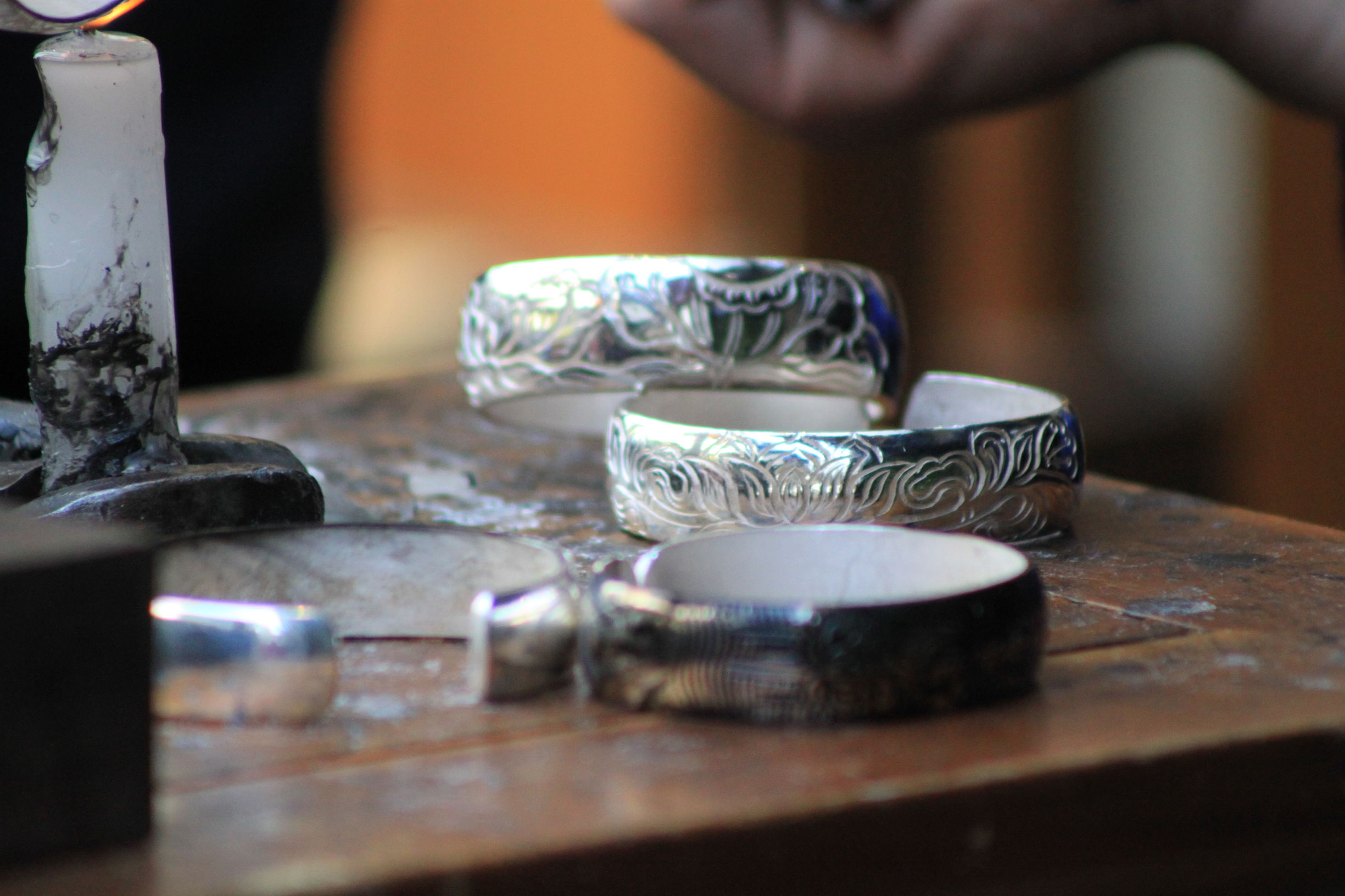 纯银手工打磨视频,手工打磨银品全过程