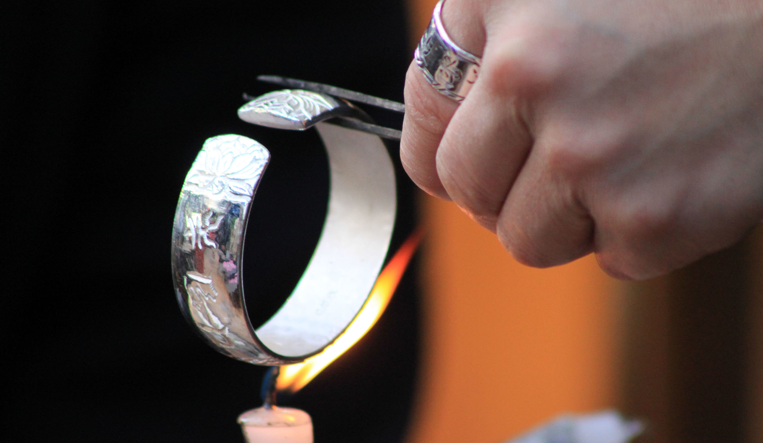 纯银手工打磨视频,手工打磨银品全过程