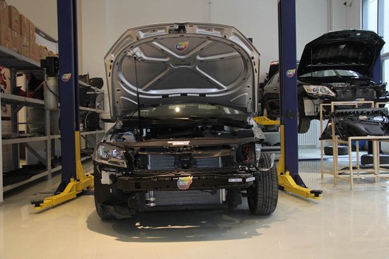 拆掉汽车地板革,拆下来的汽车座椅