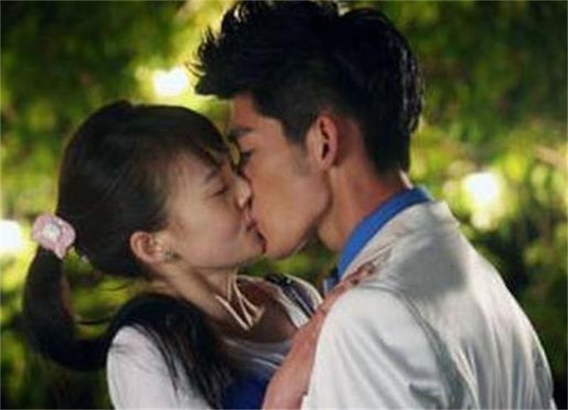 8大当红女星的“处女吻”,赵丽颖杨幂郑爽居然被他夺走初吻