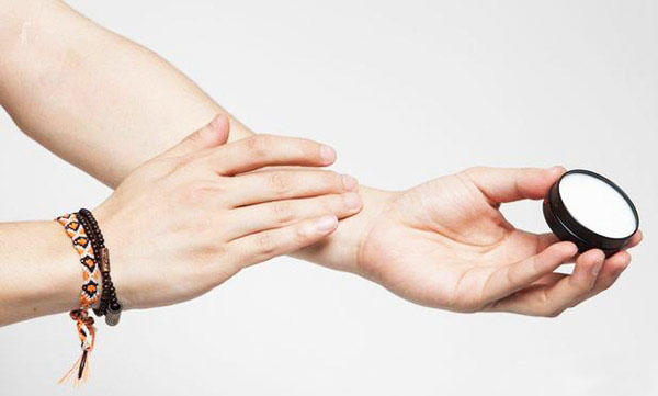 香水还是香膏好用,香水好用还是香膏好用