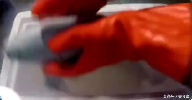 把鱼放进液氮里一天还能活吗,老外把活鱼扔入液氮