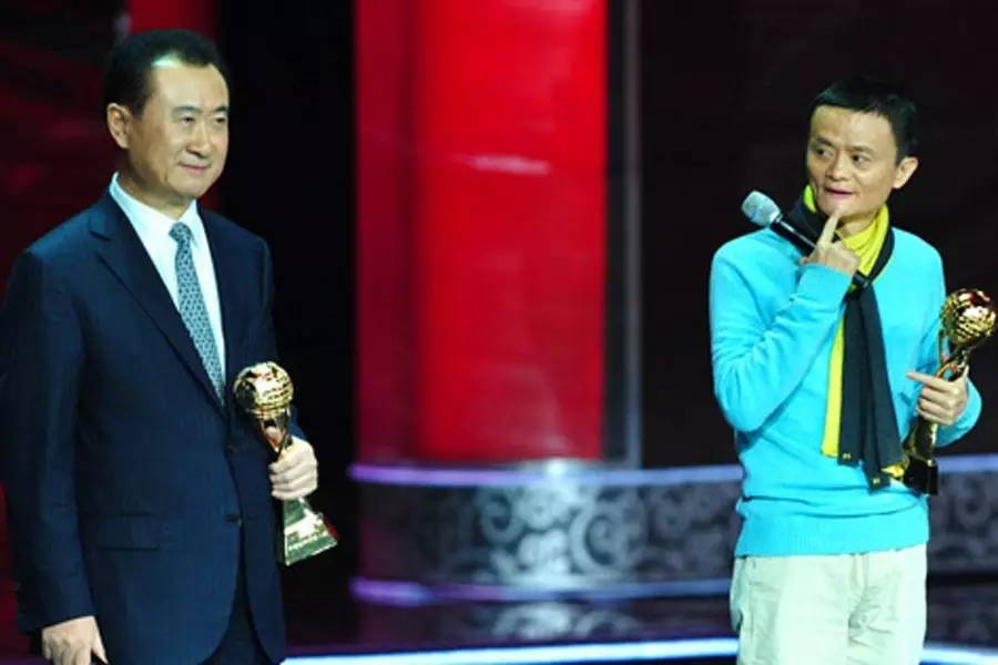 年会穿搭指南,让你惊艳又有品位!