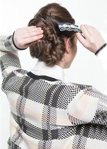 低盘发蓬松慵懒发型,长卷发怎么盘发简单好看