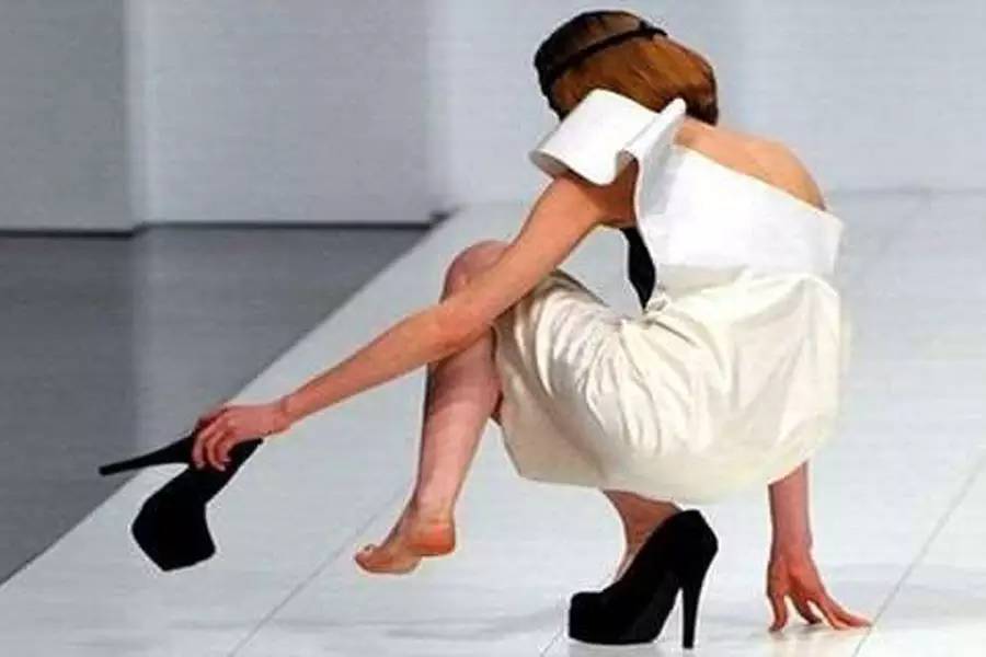 年会穿搭指南,让你惊艳又有品位!