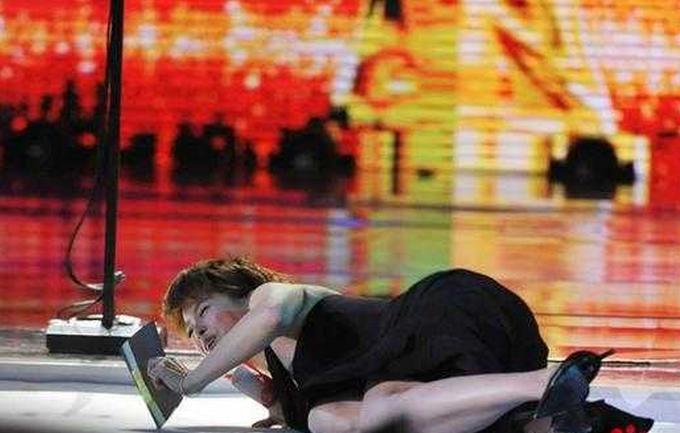 胡歌摔倒全过程,胡歌摔倒视频