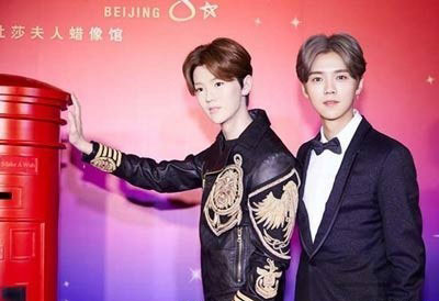 泥萌认识鹿晗吗？就“亲”他，看看，这才是最真实的鹿晗