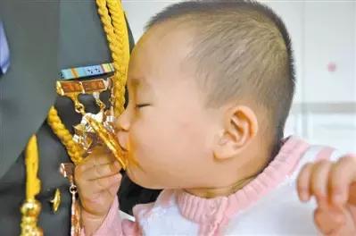 军娃对爸爸的深情告白令人泪目,军娃见军爸