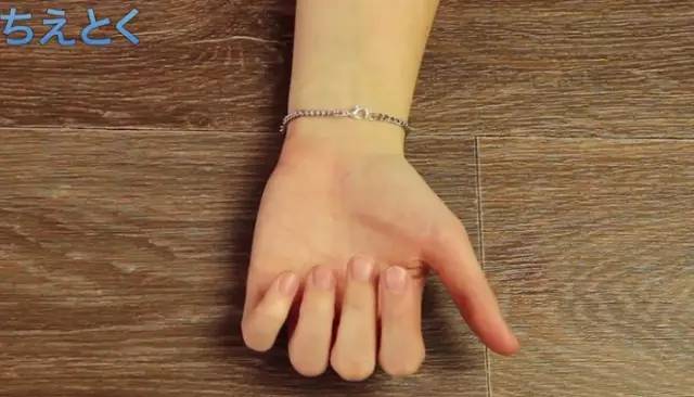 手链自己戴超难扣,手链s扣怎么戴上去不容易掉