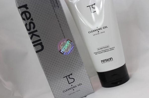 下巴和鼻子周围长痘痘,为什么鼻子周围红红的长痘痘痒