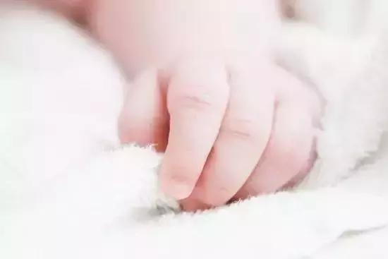 宝宝手指起皮什么原因,宝宝手指起皮是缺什么维生素