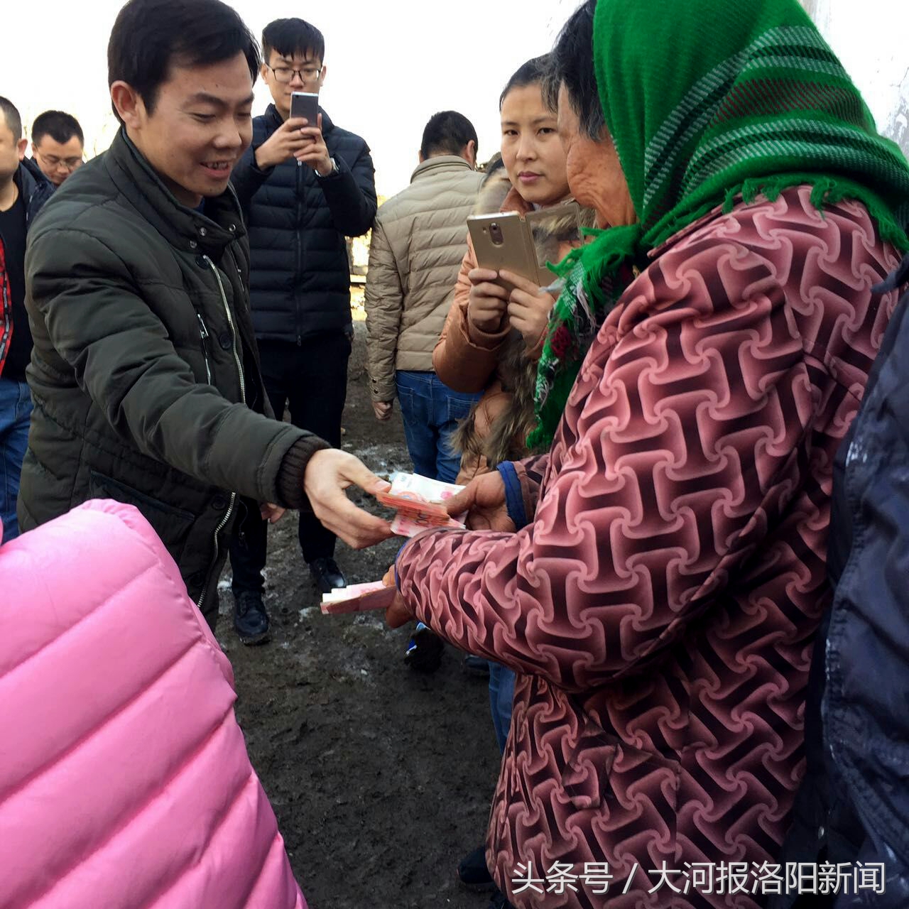 跑了大半个洛阳城买礼物—拿到新年礼物,孩子们笑了,家长却哭了