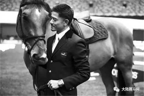 人不行,赛马上!甄子丹和洪金宝的赛马“真刀实枪”PK了一把!