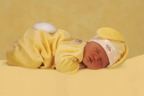 如何纠正宝宝昼夜颠倒,如何纠正五个月宝宝睡眠颠倒