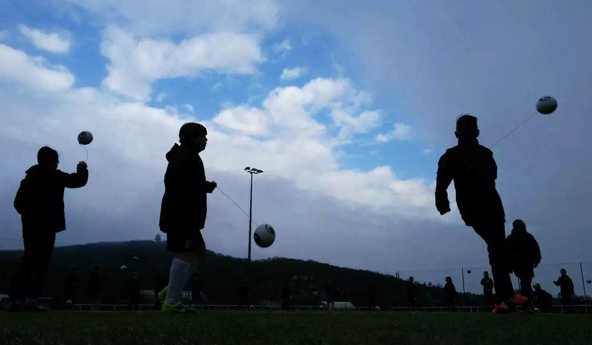 足球训练对小孩的成长有什么帮助,黎教练足球