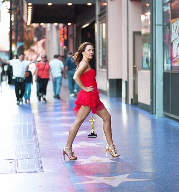 这个自创“马赛克”举重*法大**的美女,吊着各样重物环游了世界