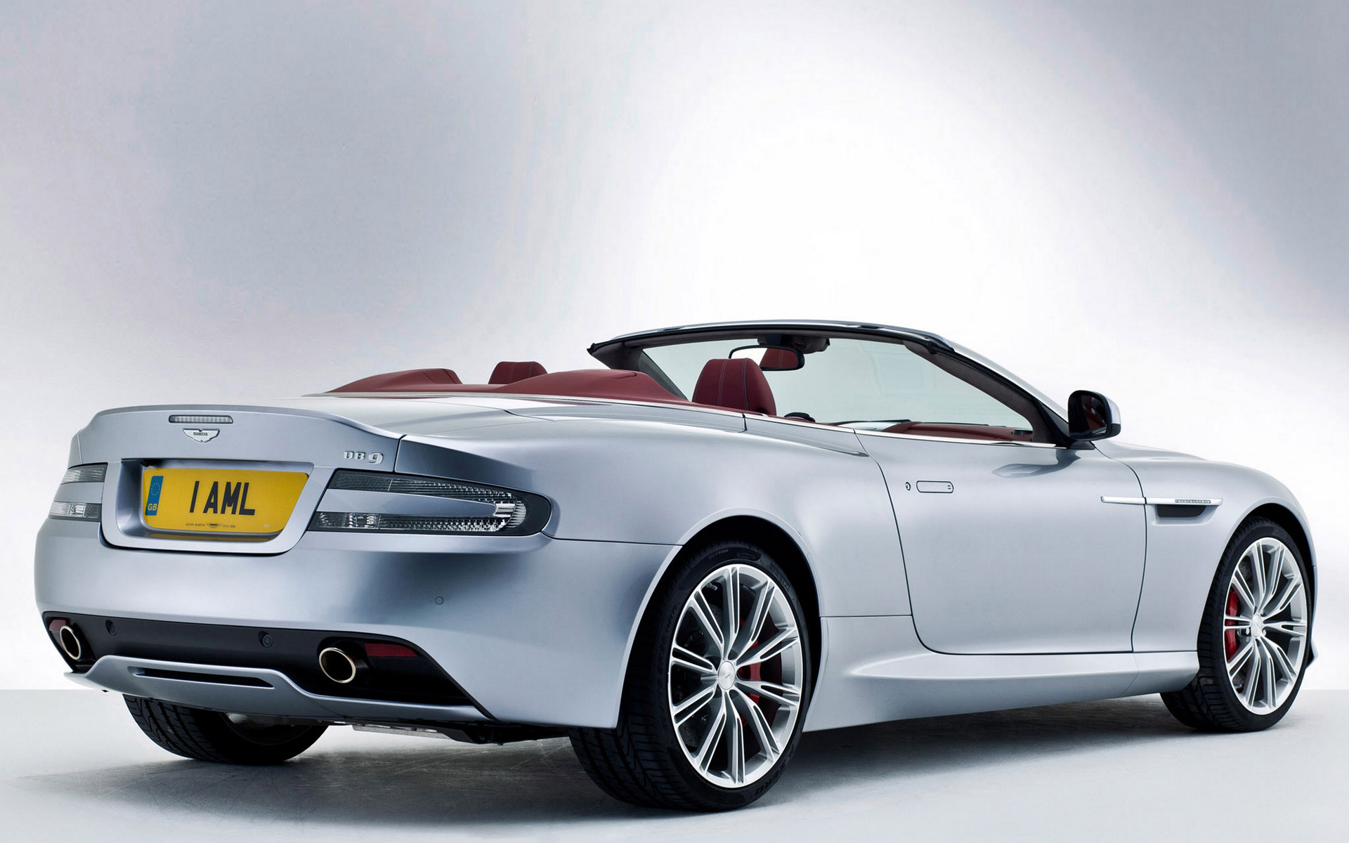 阿斯顿马丁db9废气阀在哪里,阿斯顿马丁db9音响功放在哪