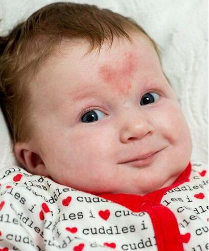 这个宝宝不简单，出生自带“丘比特”特效，buling！