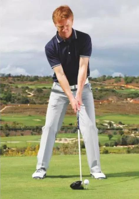 试试这种预备姿势，你的一号木可以开得又远又直