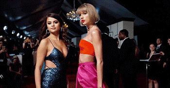 格莱美颁奖红毯走秀环节的即兴,格莱美奖2023颁奖典礼衣着