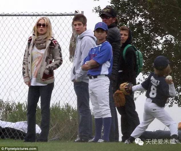 凯特哈德森墨镜遮面,凯特哈德森红毯秀