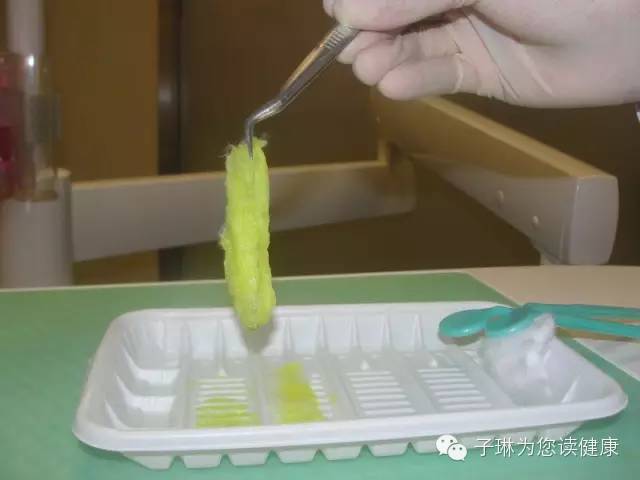 喝酒后嘴唇起皮裂口是怎么回事,嘴唇裂口起皮是什么原因