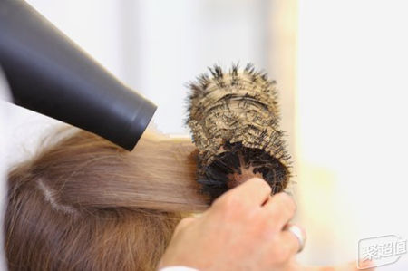 洗完头如何恢复原有发型电吹风为啥无可取代?