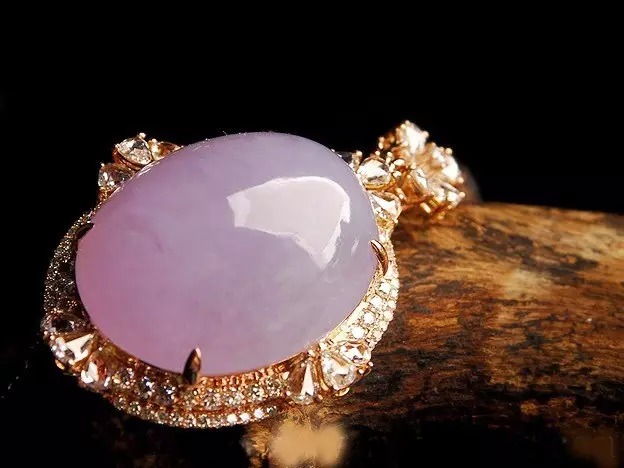 粉色紫罗兰翡翠,女人喜爱的珠宝