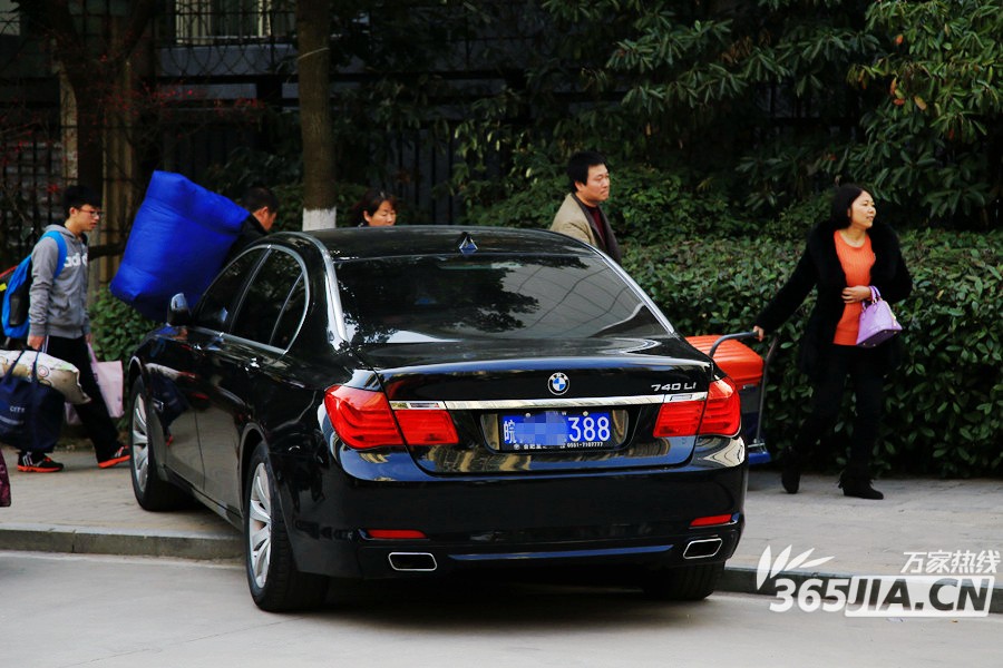 合肥八中开学校外豪车云集惊现“6666”“8888”车牌号