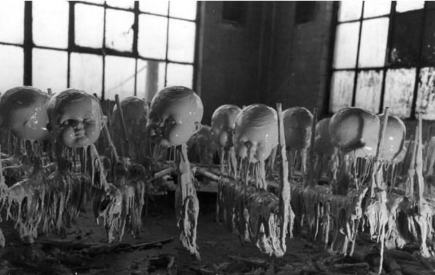 2位孩子被邀请到人偶工厂一游，但里面的情景让人吓到尿裤子！