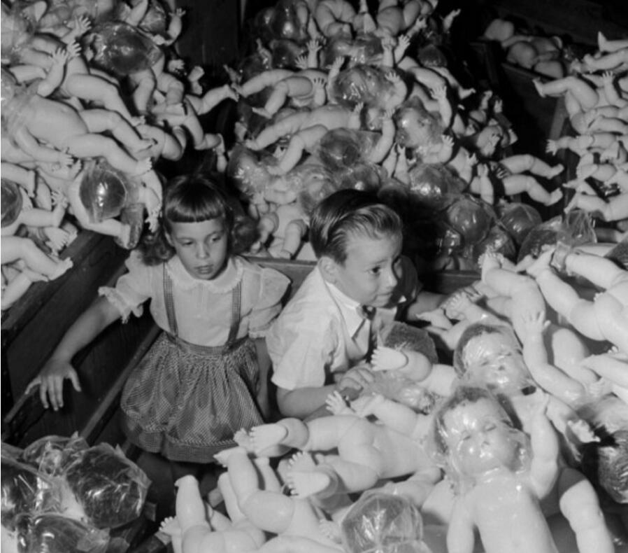 2位孩子被邀请到人偶工厂一游，但里面的情景让人吓到尿裤子！