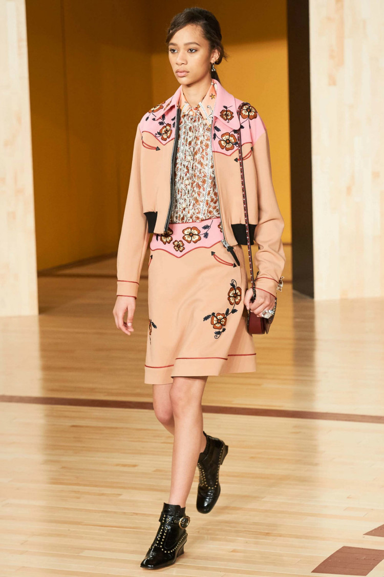 你以为只会做包的Coach，人家的衣服早就美翻天了！