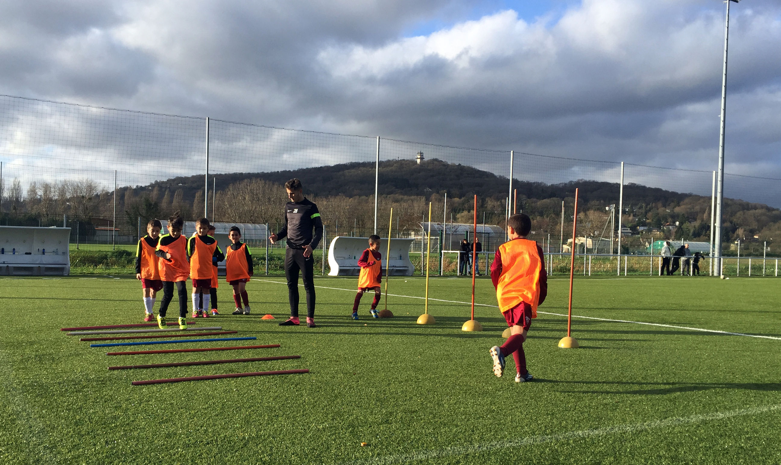 足球训练对小孩的成长有什么帮助,黎教练足球