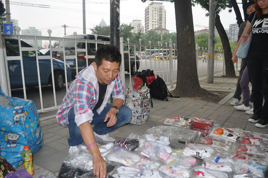 摆地摊卖袜子创业过程,摆地摊卖袜子去厂里拿货技巧