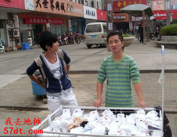 摆地摊卖袜子创业过程,摆地摊卖袜子去厂里拿货技巧