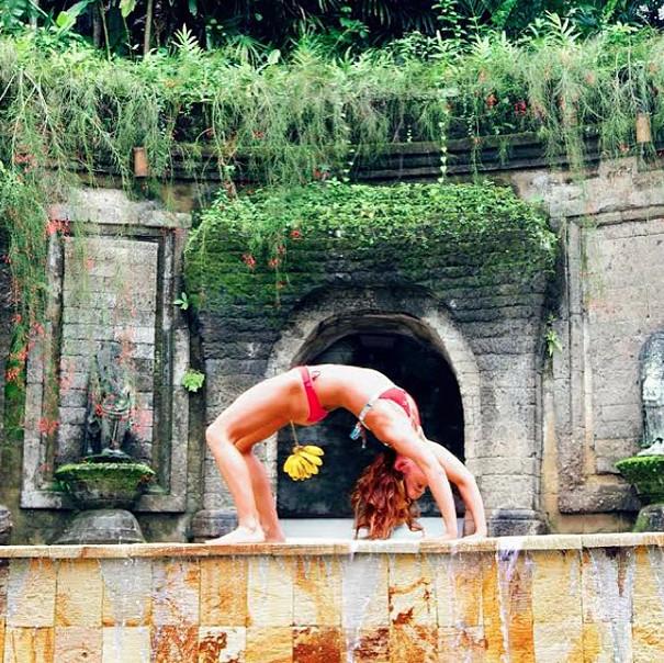 这个自创“马赛克”举重*法大**的美女,吊着各样重物环游了世界