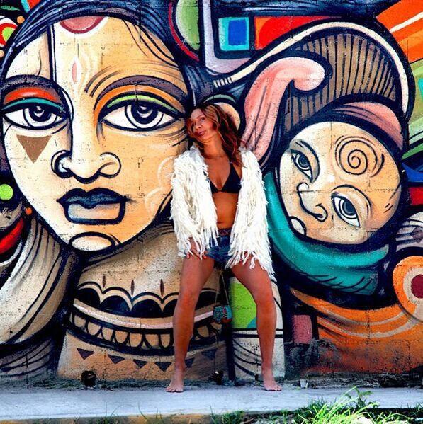 这个自创“马赛克”举重*法大**的美女,吊着各样重物环游了世界