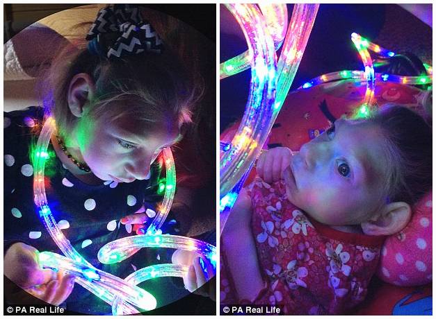 这位妈妈有两个患小头症的女儿,她家的画风是这样的