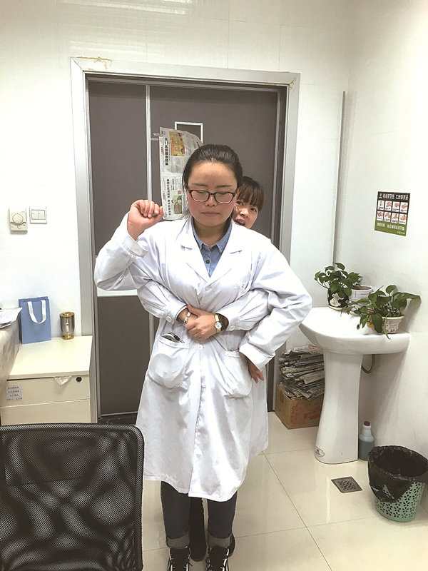 孩子被软糖卡住喉咙有什么反应,儿童软糖卡住食管