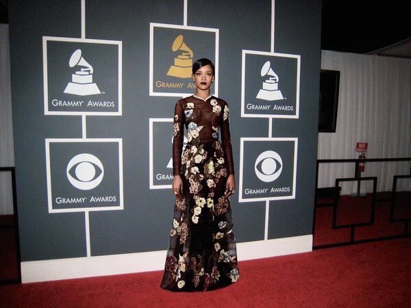 格莱美颁奖红毯走秀环节的即兴,格莱美奖2023颁奖典礼衣着