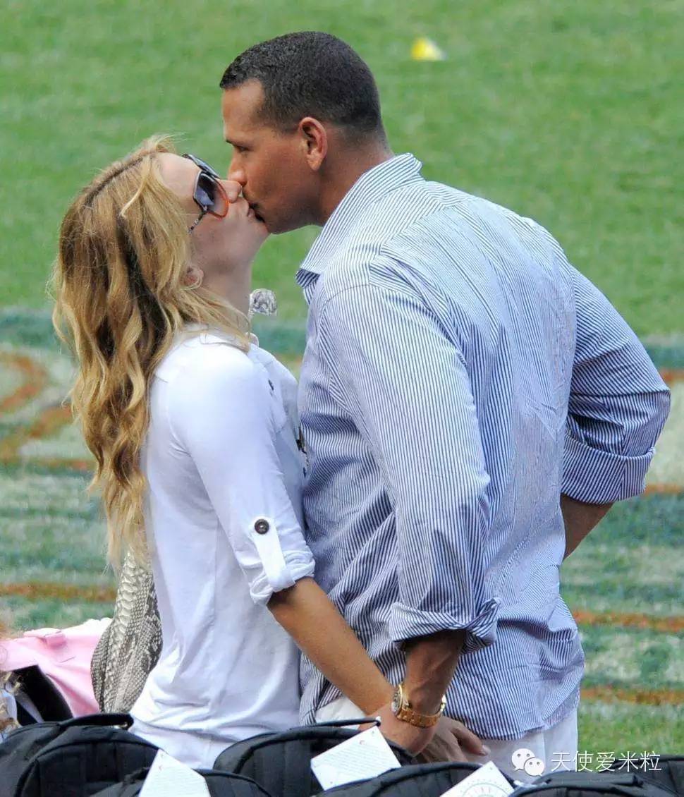 凯特哈德森墨镜遮面,凯特哈德森红毯秀