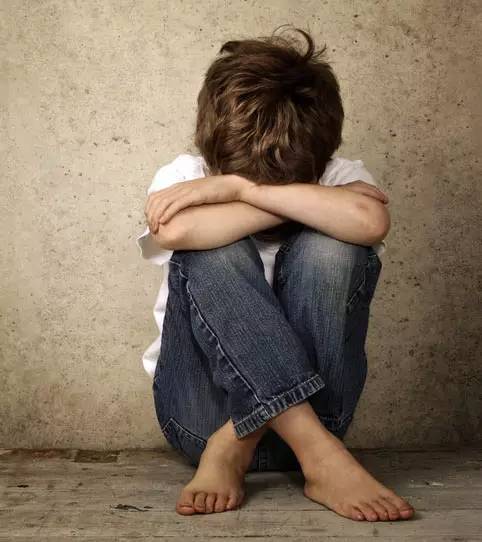 家长不容忽视的隐形危险,父母的忽视会造成孩子一生的悲剧