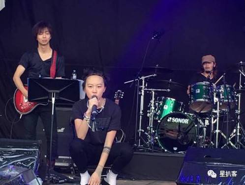 窦靖童孝顺,窦靖童照片被夸有个性