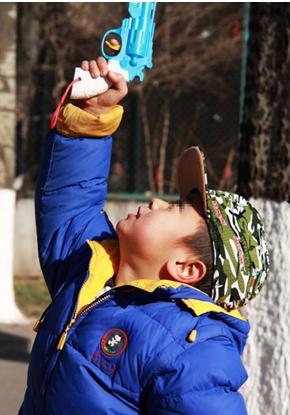 只因调皮过火，7岁男孩被小伙伴称为“大魔王”