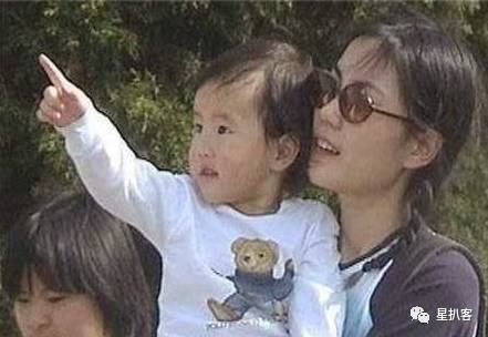 窦靖童孝顺,窦靖童照片被夸有个性